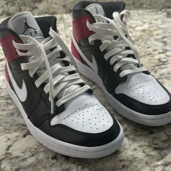 Air Jordan 1 Mid Black White Noble Red
BQ6472 016 Women's size 7.5 EUC - Picture 5 of 13